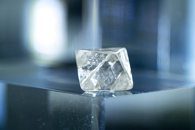 Рио Тинто показывает редкий большой белый бриллиант из алмазного рудника Аргайл