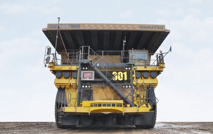 массивный автономный грузовик KOMATSU начинает работу в нефтяных песках Канады